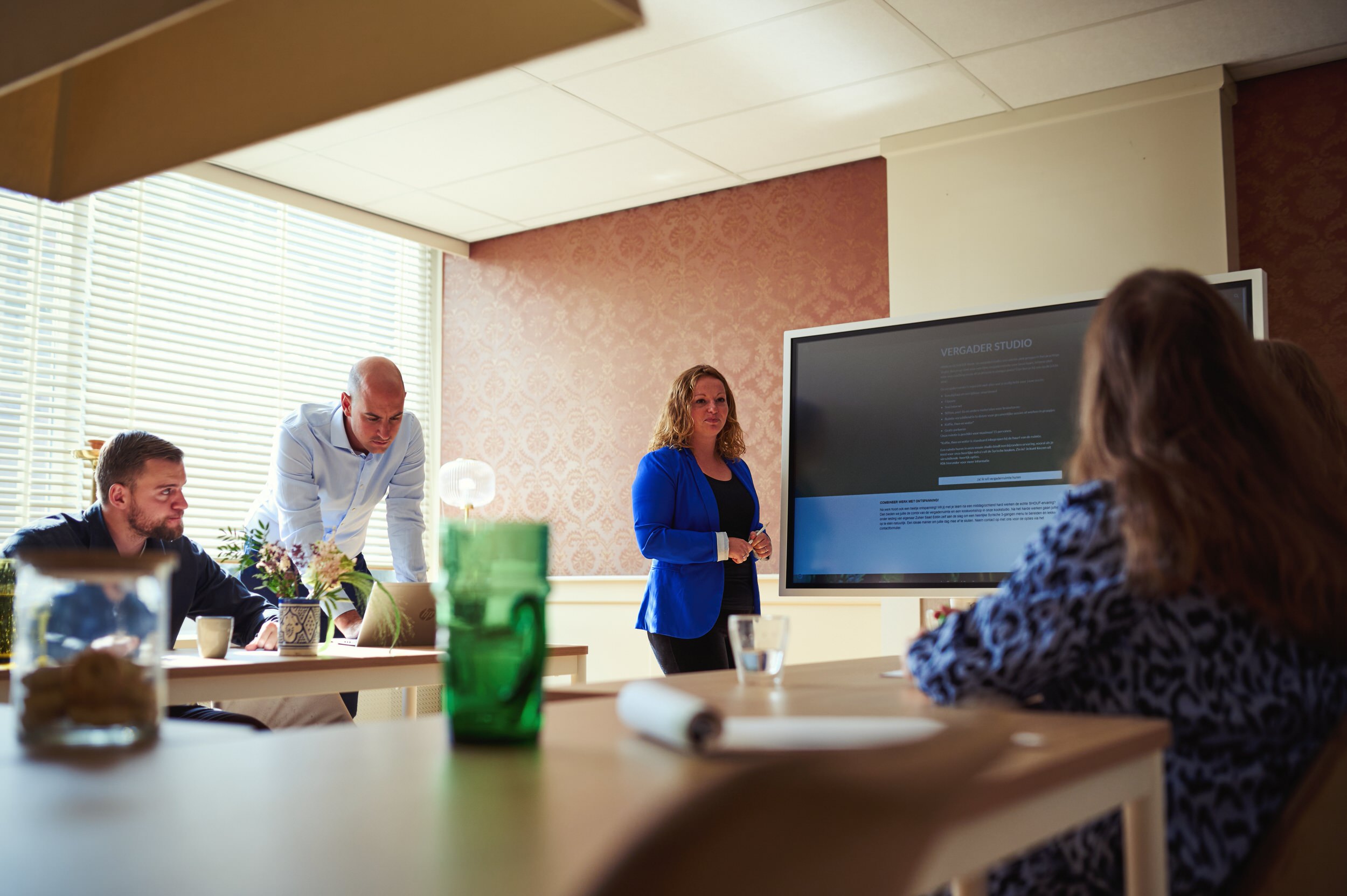 Vergaderruimte-digitaal en verrijdbaar smartboard