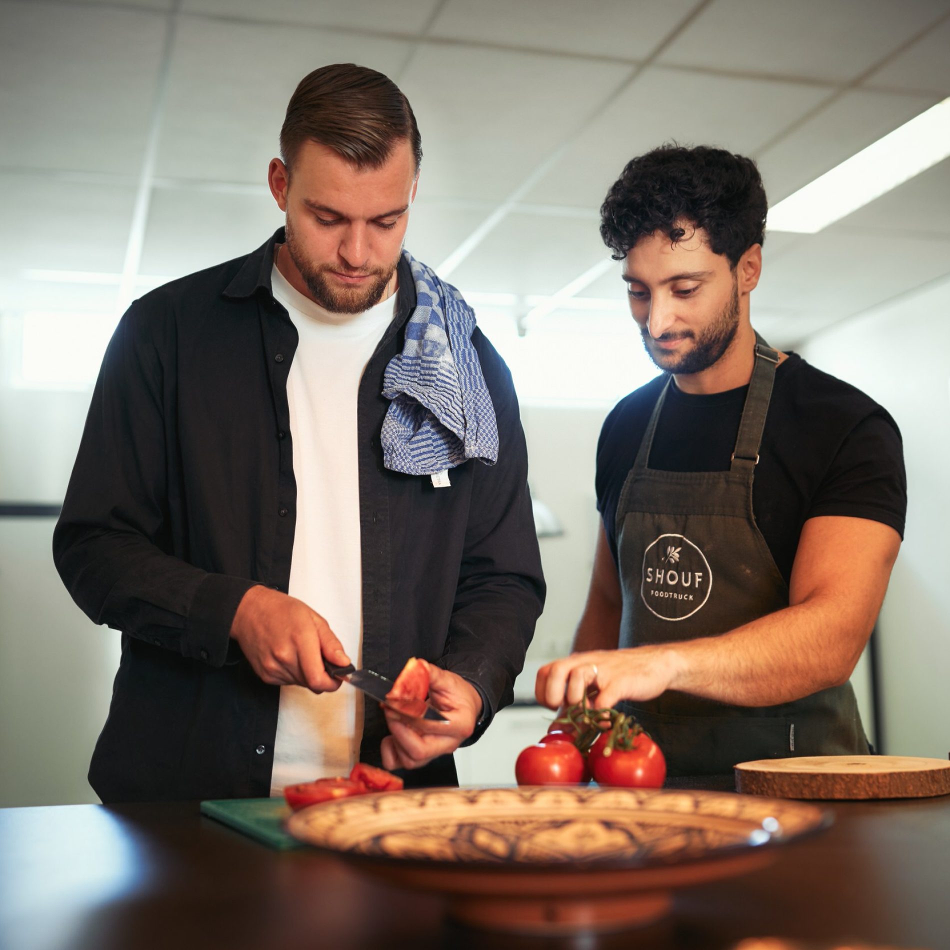 Chef-kok instructies: De chef-kok geeft gedetailleerde instructies aan de groep, terwijl iedereen aandachtig luistert en notities maakt